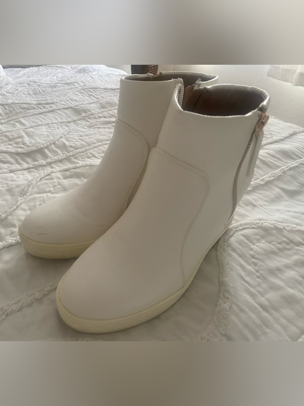 Rouge! White Wedge Ankle Booties 9 M